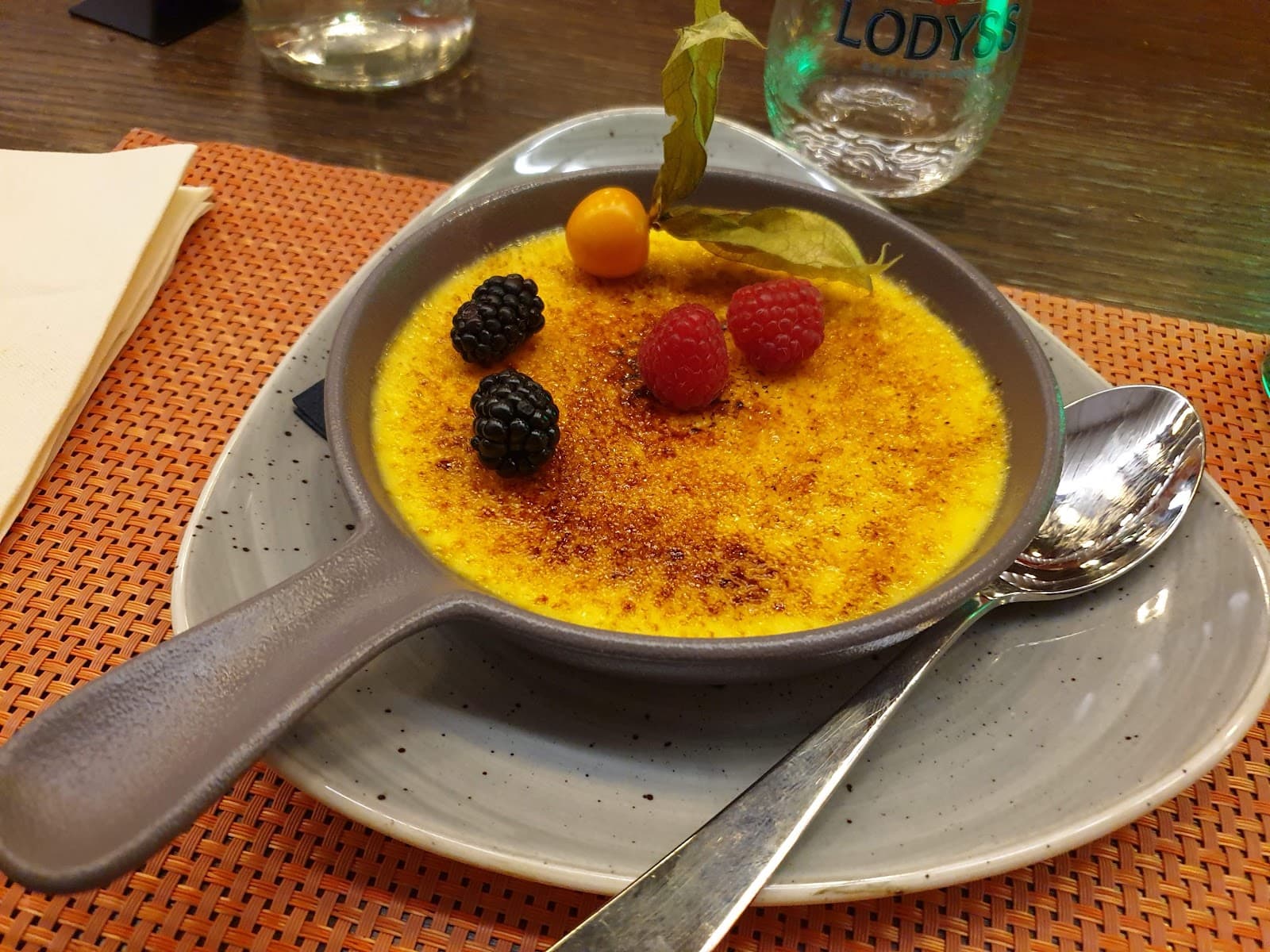 Un petit restaurant bordé de verdure - 11