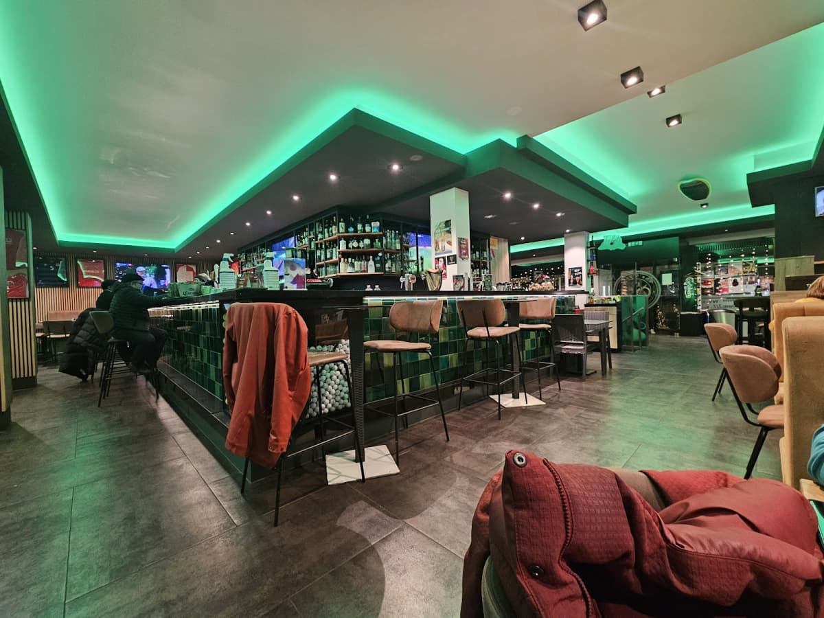 A good restaurant with beautiful screens - 8