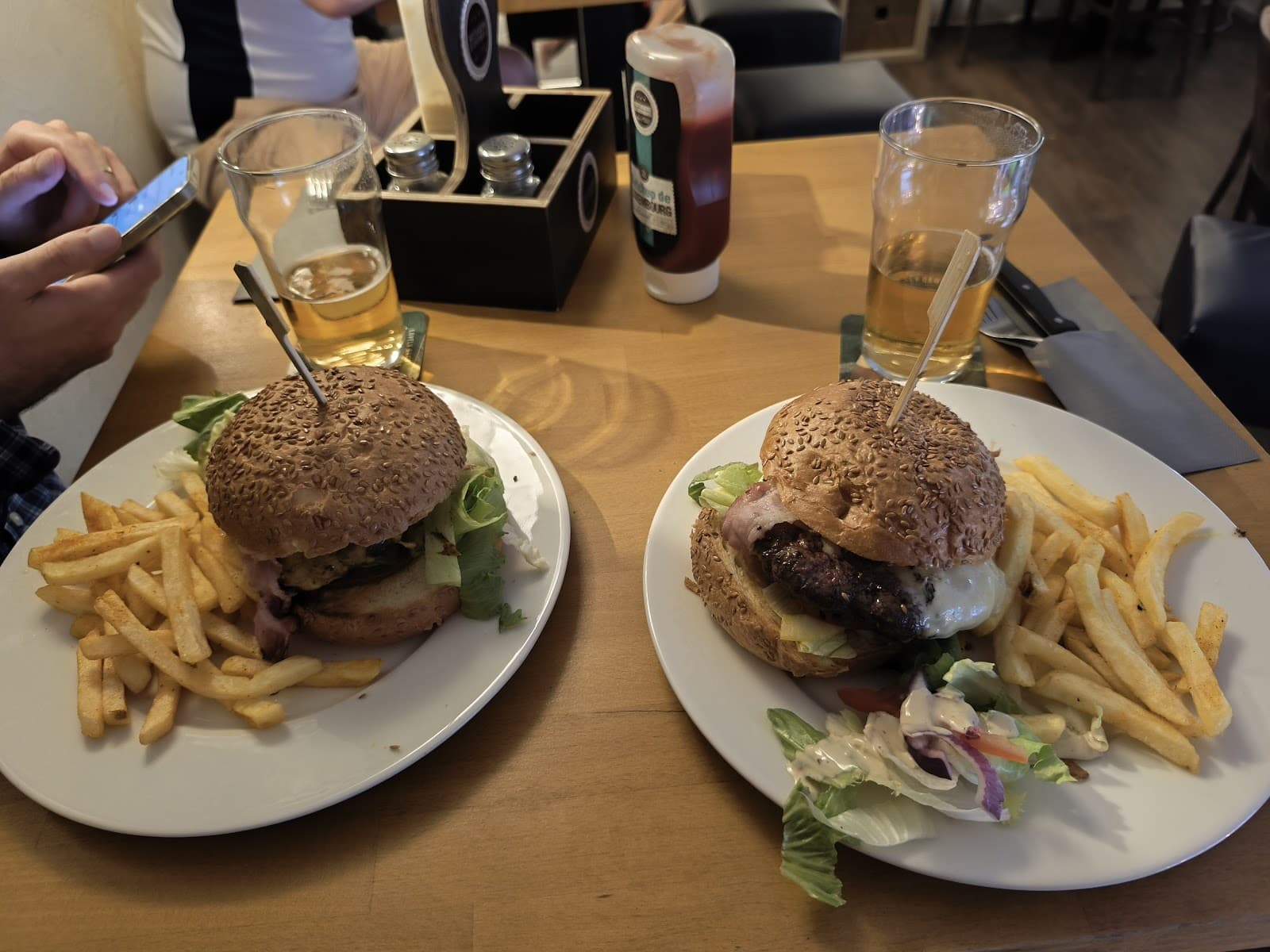 Burgers, beers and sport! - 4