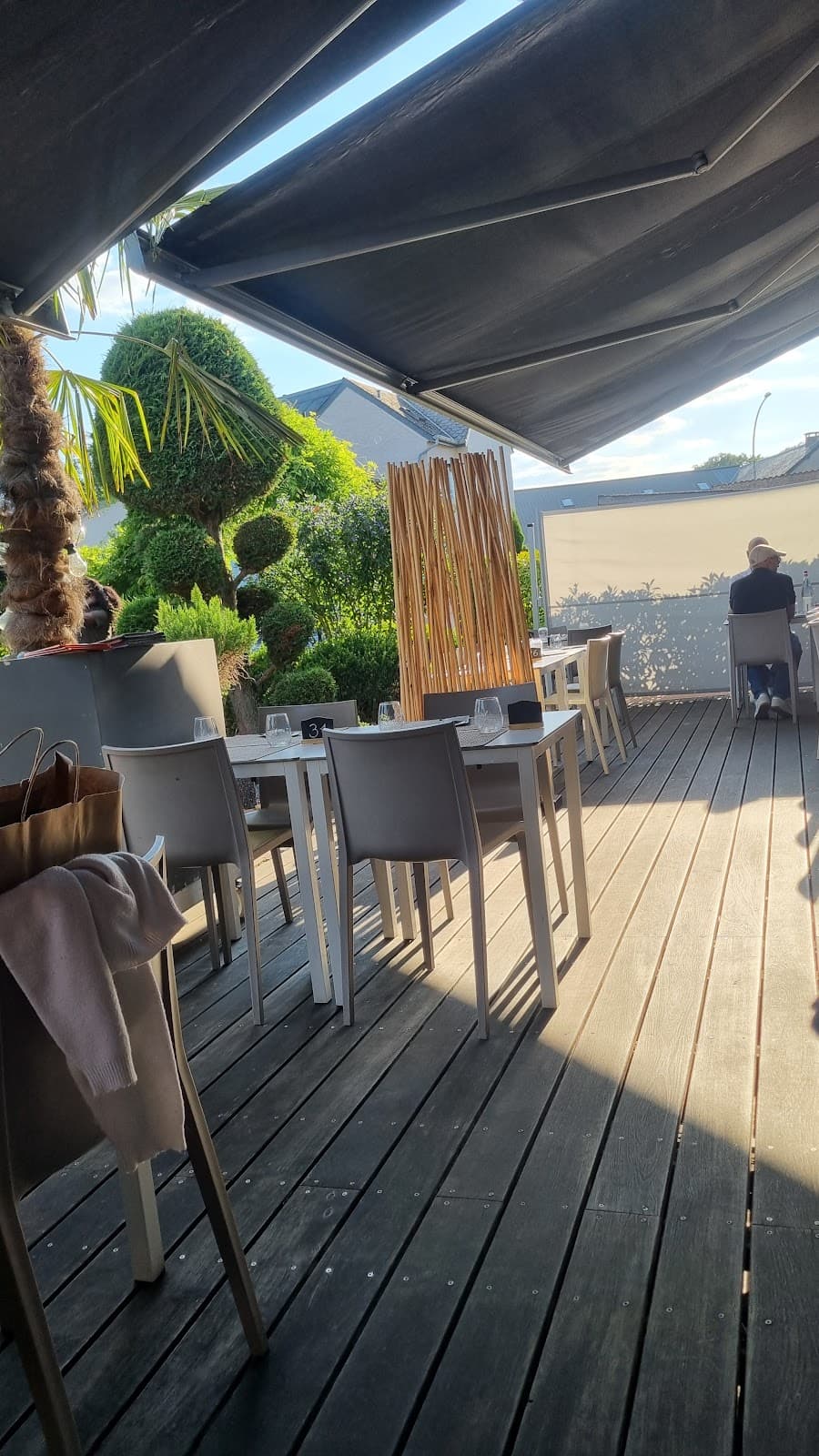 Un petit restaurant bordé de verdure - 10