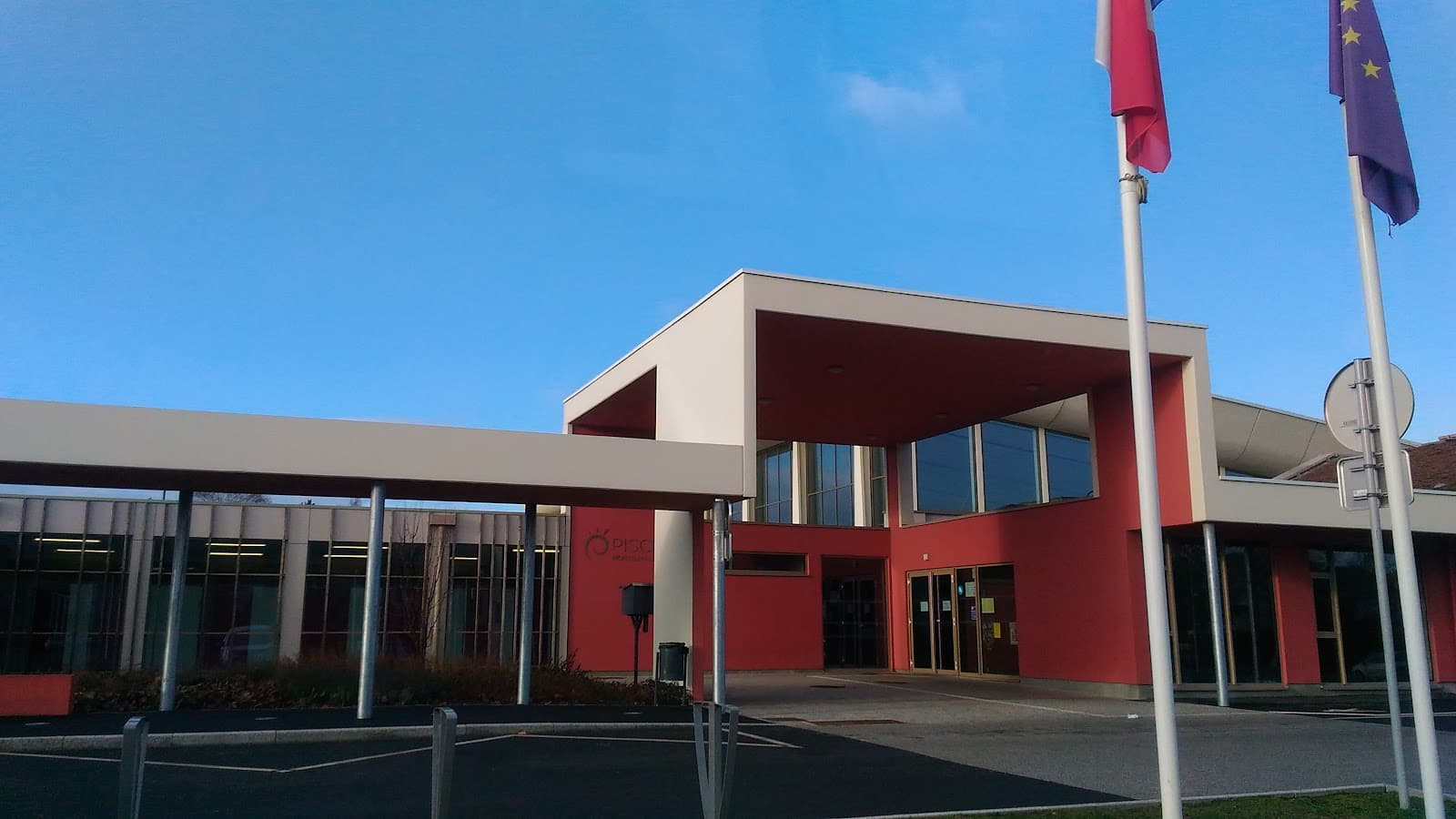 The cool swimming pool for swimming or chilling in Montigny-lès-Metz - 2