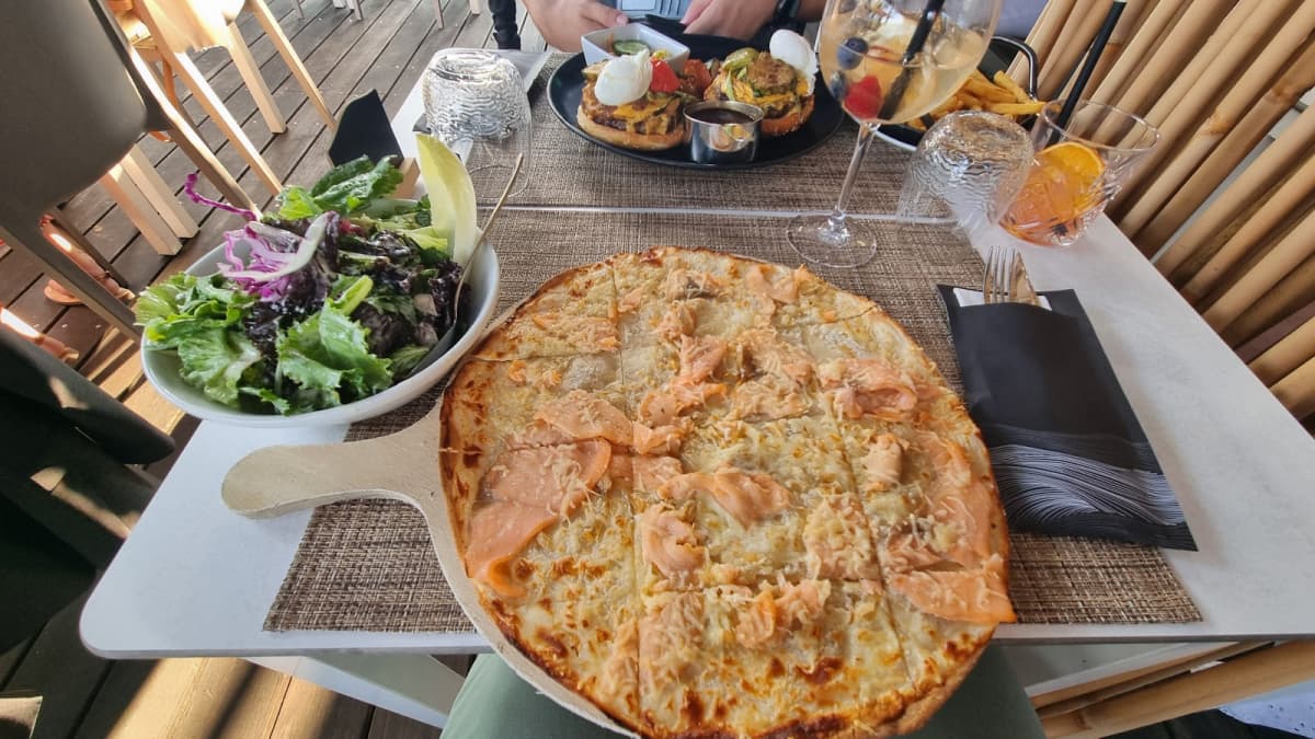 Un petit restaurant bordé de verdure - 6