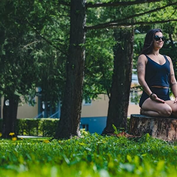 Séances de yoga en plein air dans le parc – Été 2026