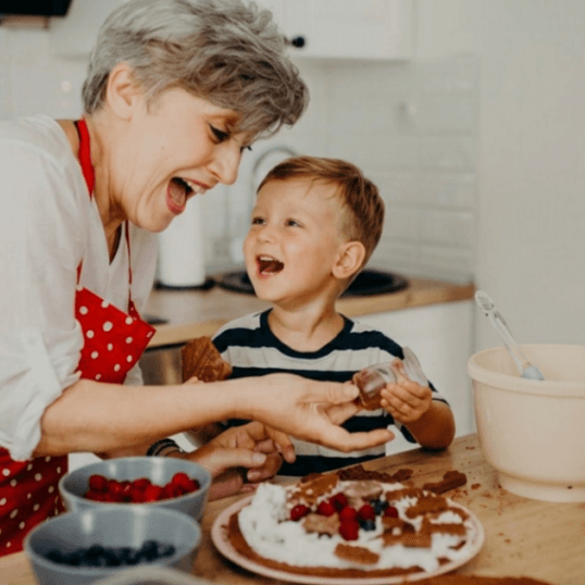 Grand-parent et petit-enfant : un atelier culinaire à partager