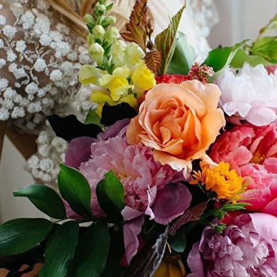 Une fleur par ci, une fleur par là