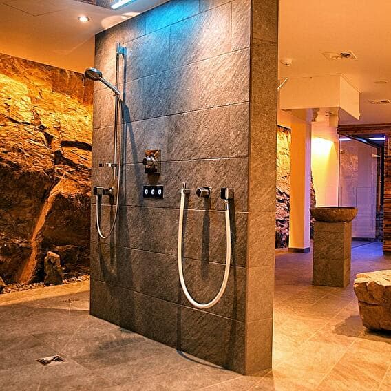 Rock Spa : le spa taillé dans la roche à Esch-sur-Sûre
