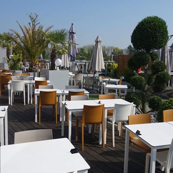 Un petit restaurant bordé de verdure