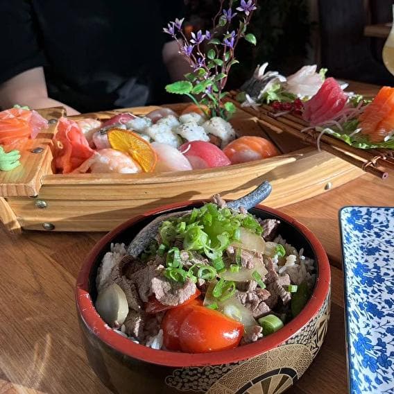 On commande un bâteau de sushis ?