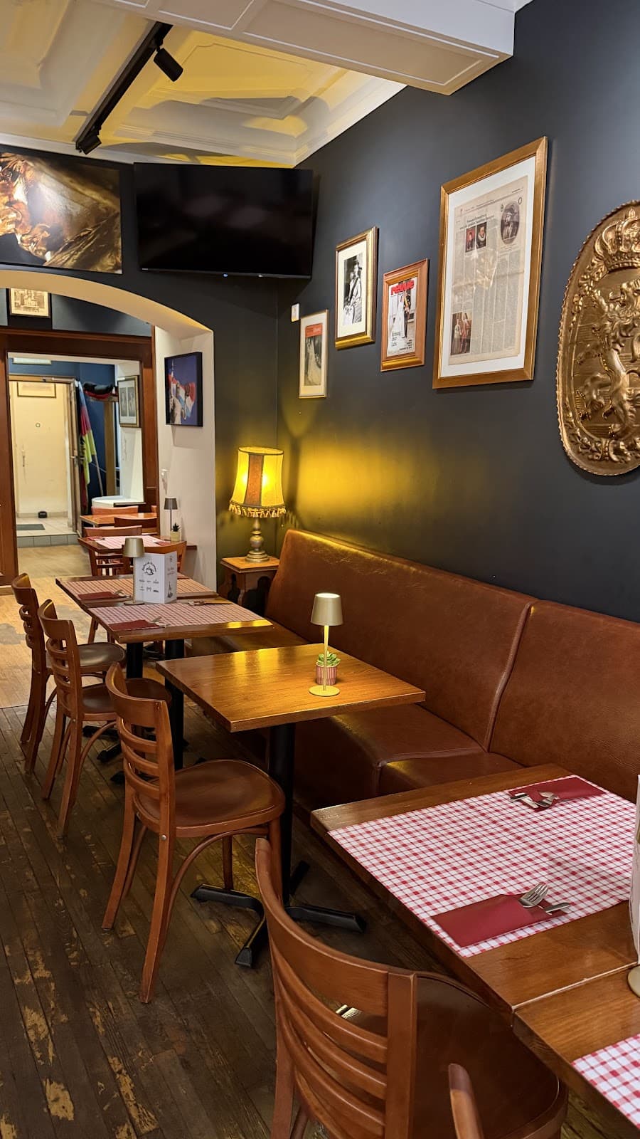 Period bistro ambiance at Bistrot de la Presse - 15