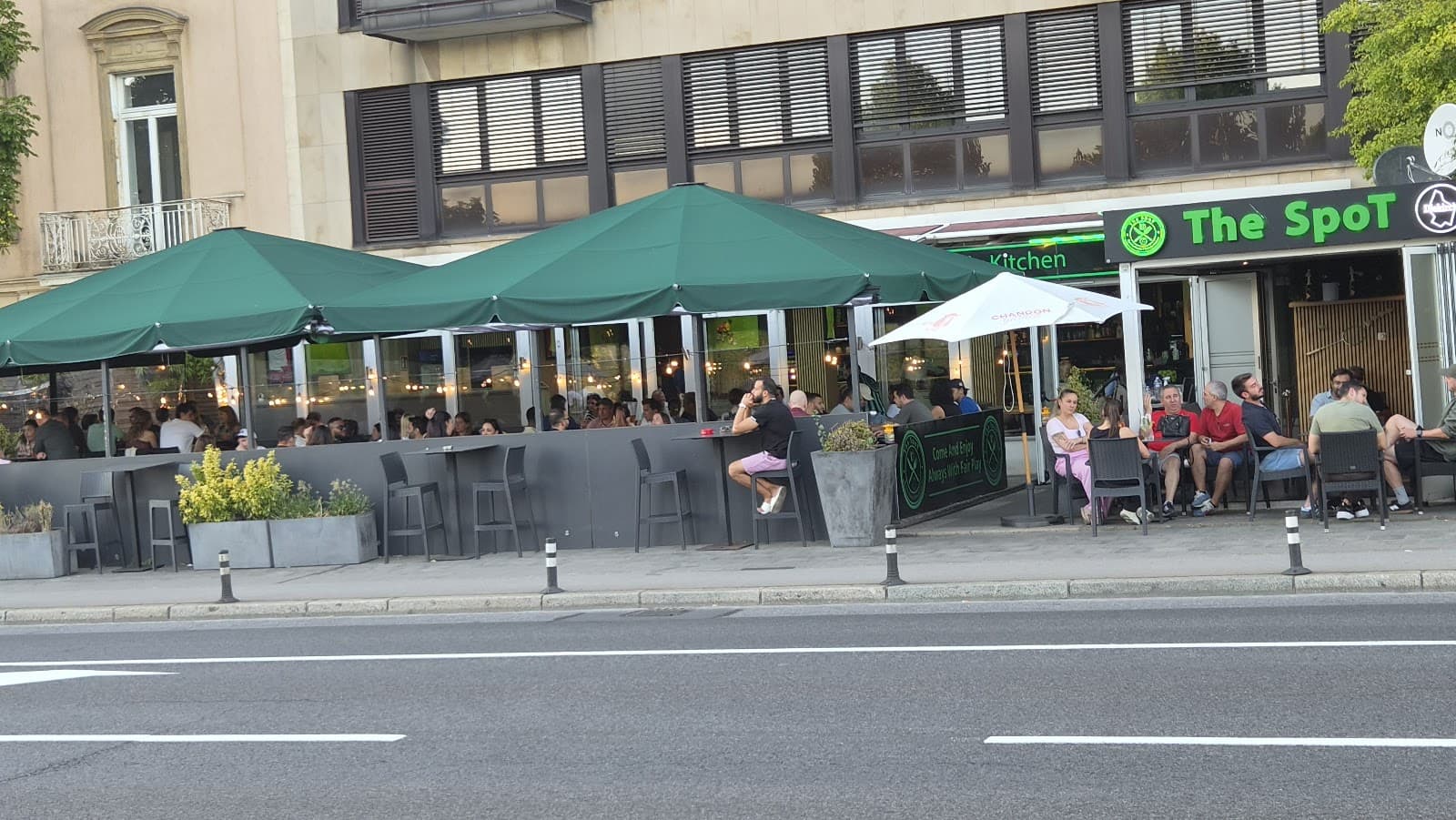 A good restaurant with beautiful screens - 6