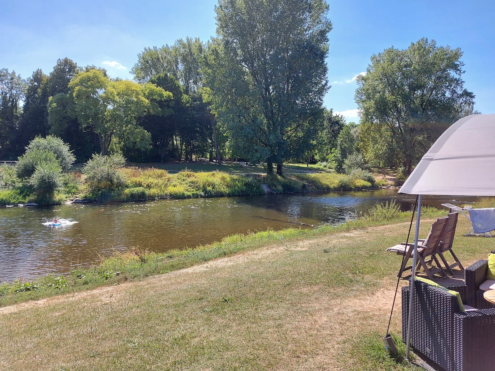 The outdoor swimming pool in the heart of the Echternacherbrück campsite - 10