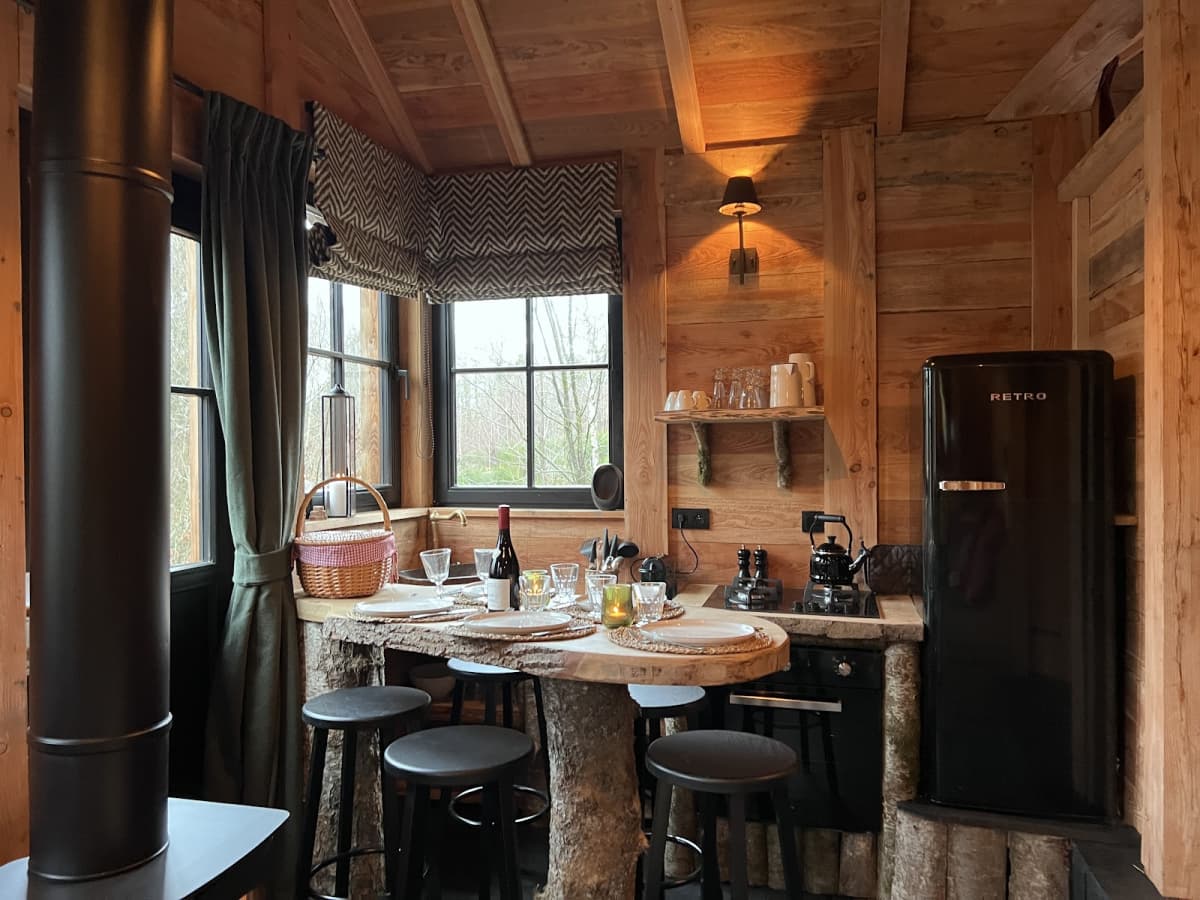 Sleeping in a super cozy cabin - 9