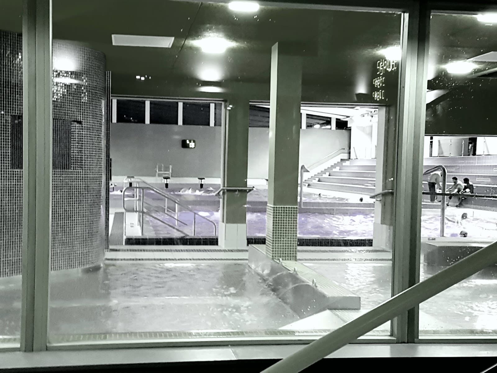 The cool swimming pool for swimming or chilling in Montigny-lès-Metz - 8