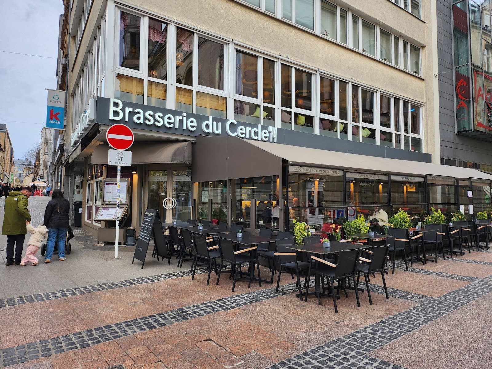 Les glaces du Cercle, au coin de la rue - 11