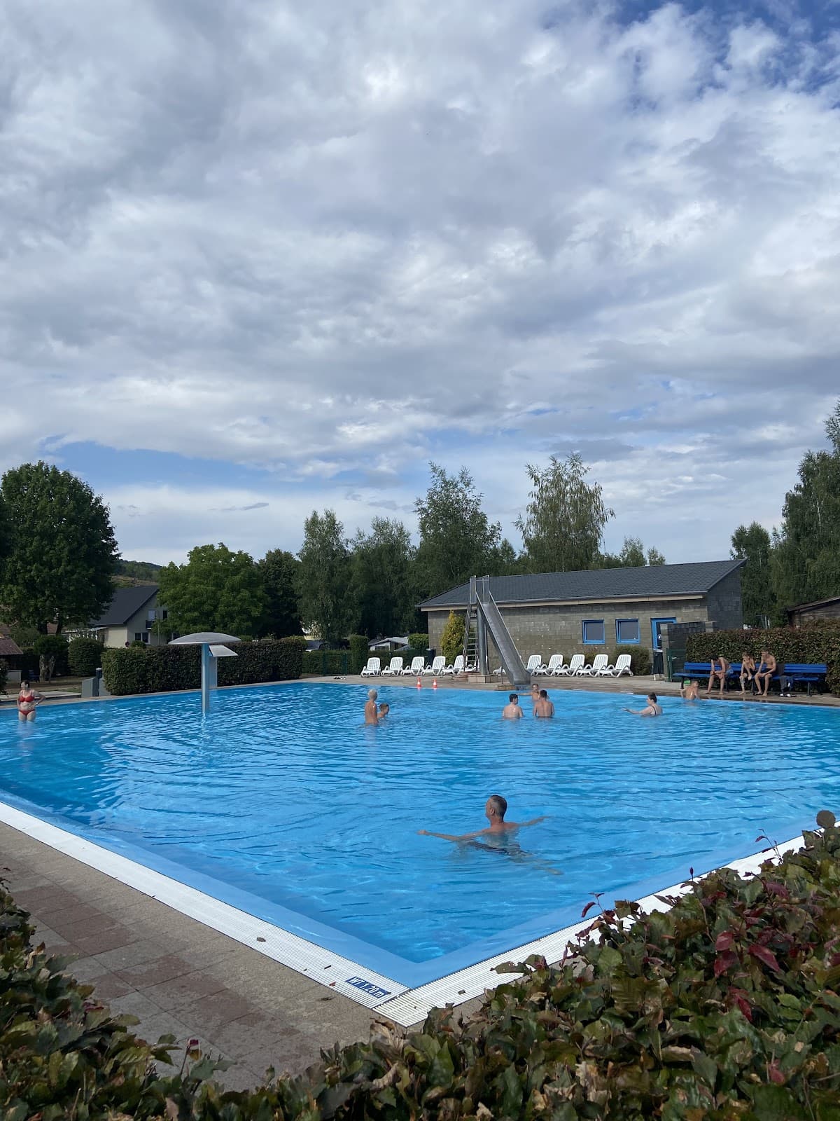 The outdoor swimming pool in the heart of the Echternacherbrück campsite - 8