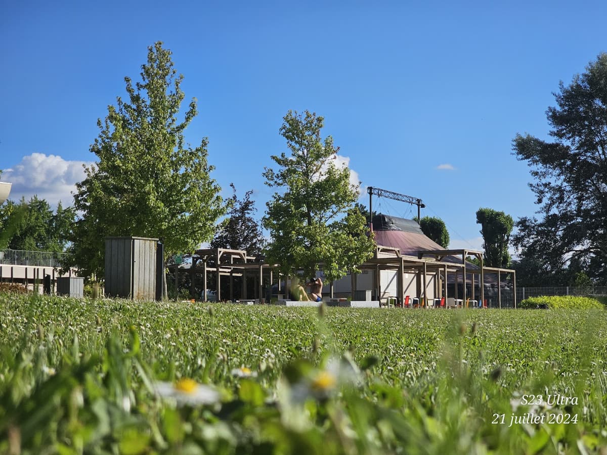 The cool swimming pool for swimming or chilling in Montigny-lès-Metz - 3