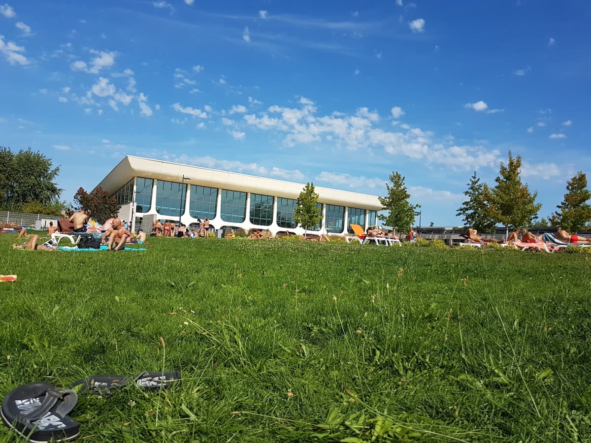 The cool swimming pool for swimming or chilling in Montigny-lès-Metz - 5
