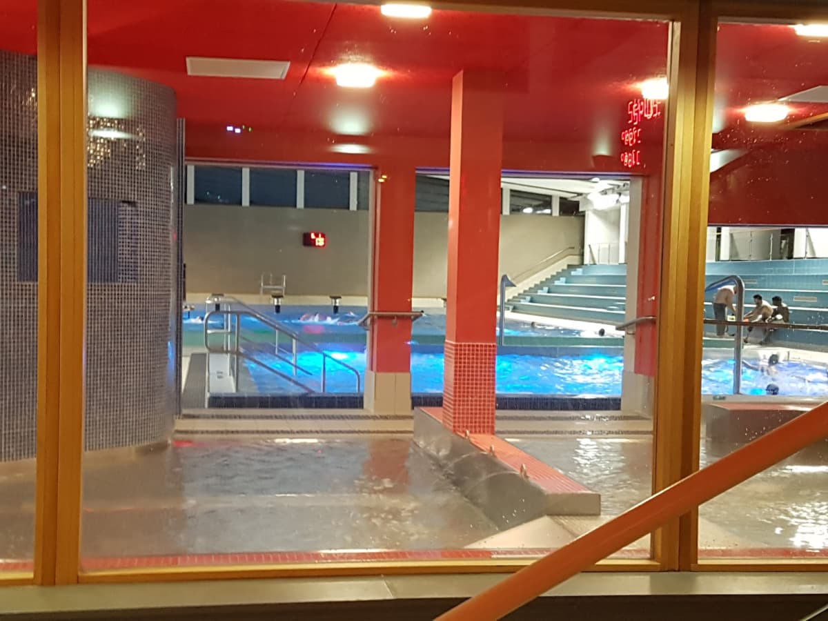 The cool swimming pool for swimming or chilling in Montigny-lès-Metz - 4