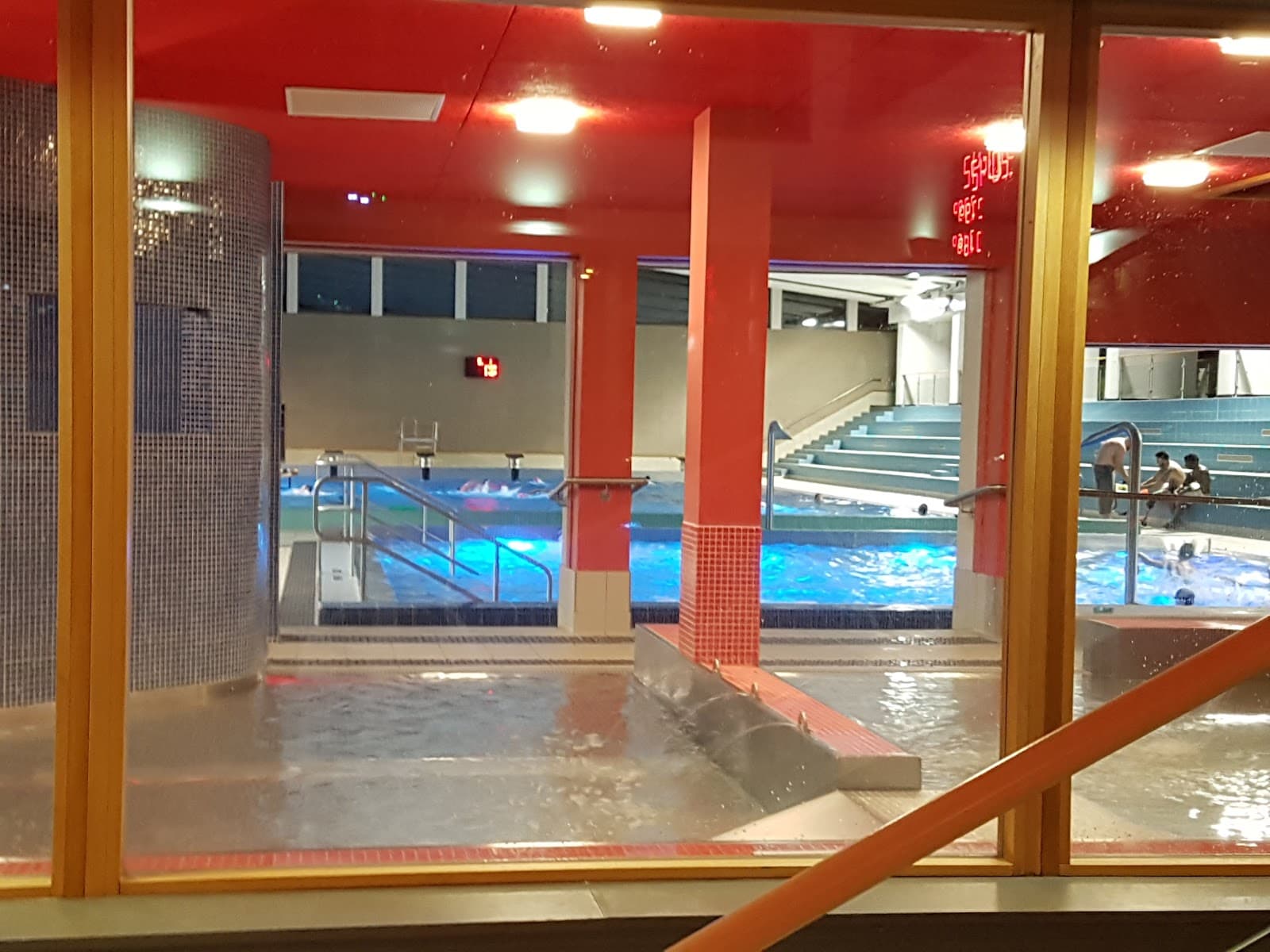 The cool swimming pool for swimming or chilling in Montigny-lès-Metz - 4
