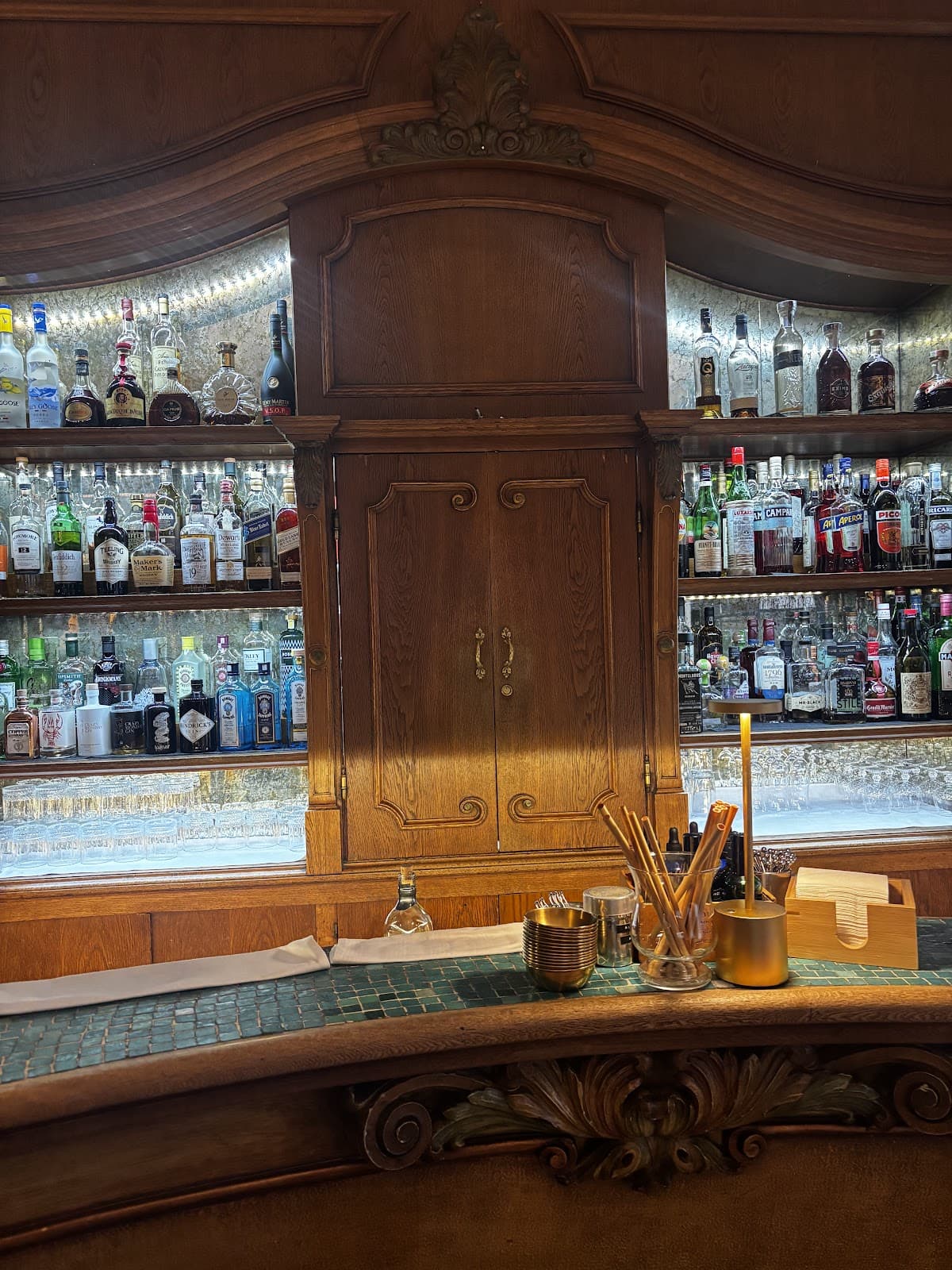 Trianon in Luxembourg: a vintage cocktail bar with timeless charm - 8