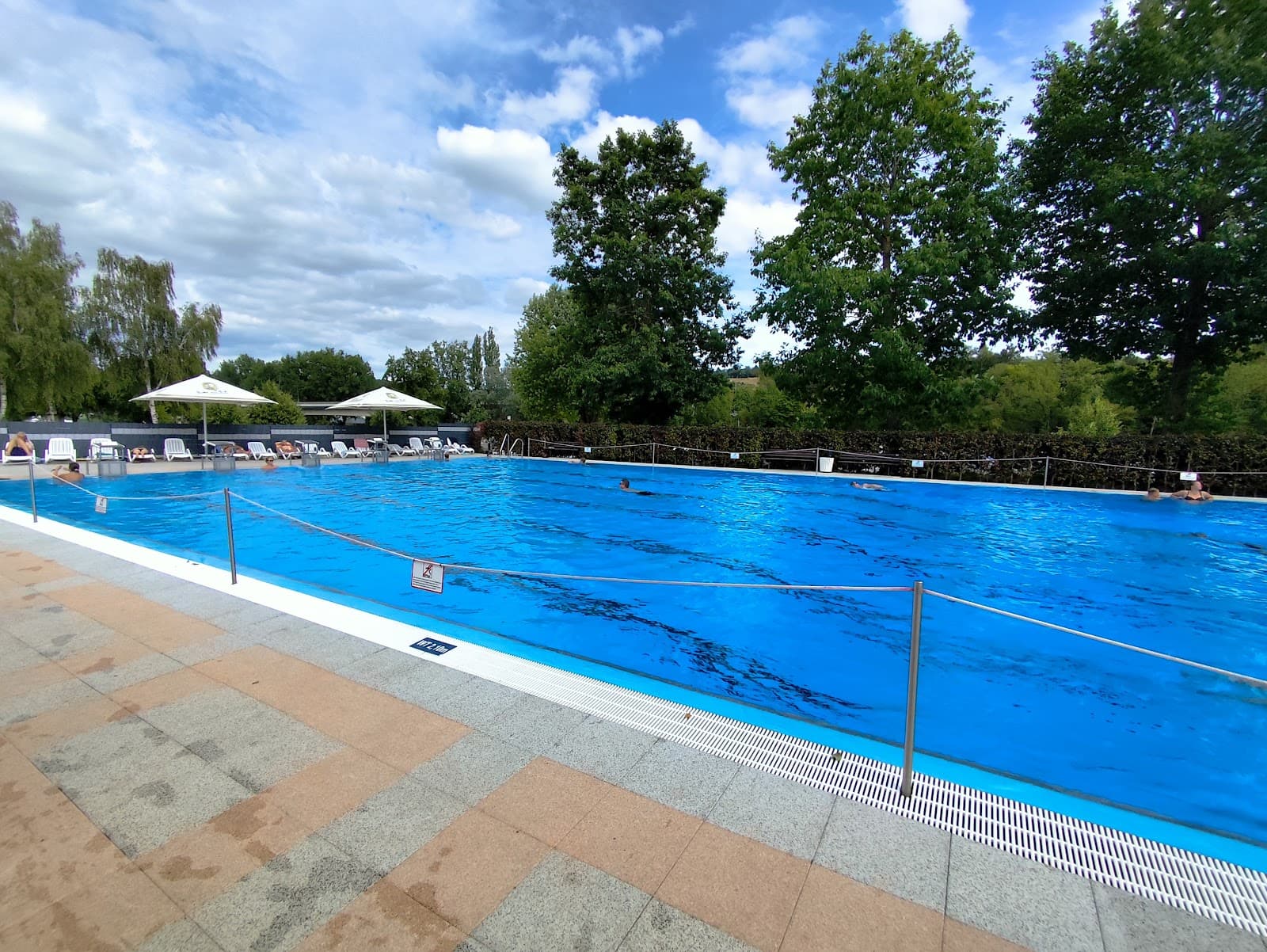 La piscine extérieure au coeur du camping Echternacherbrück - 8