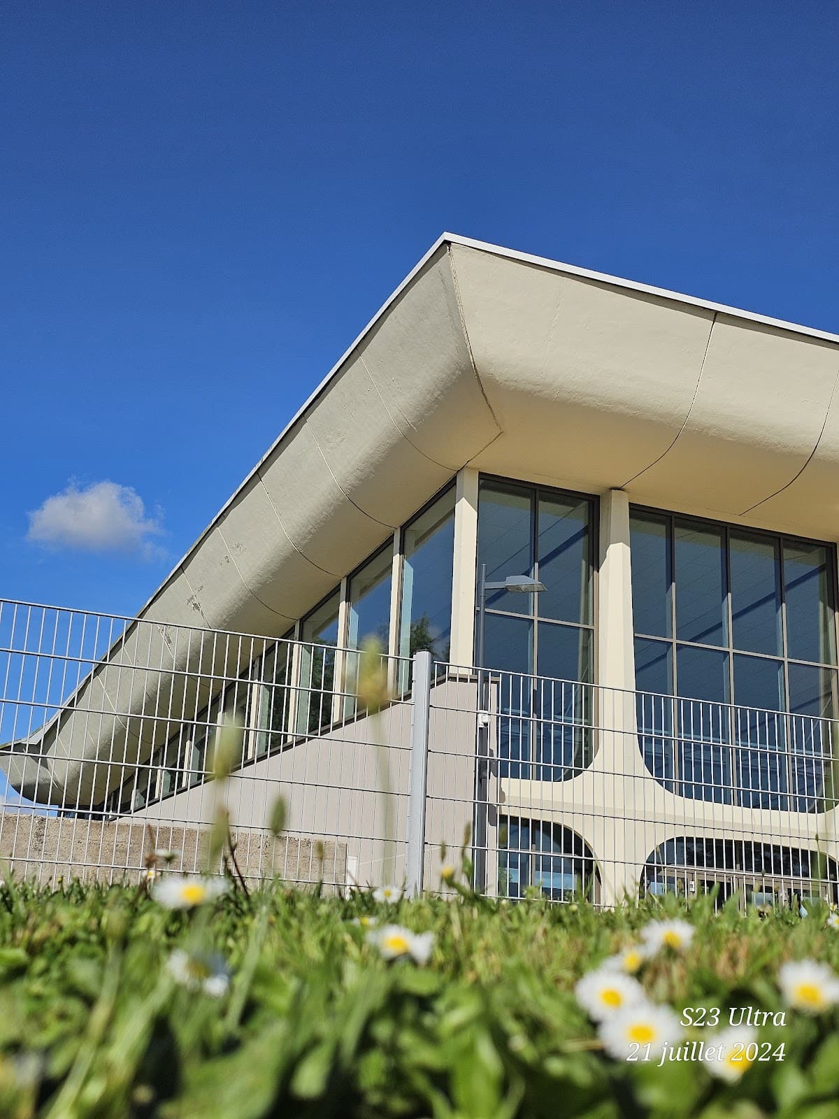 The cool swimming pool for swimming or chilling in Montigny-lès-Metz - 7
