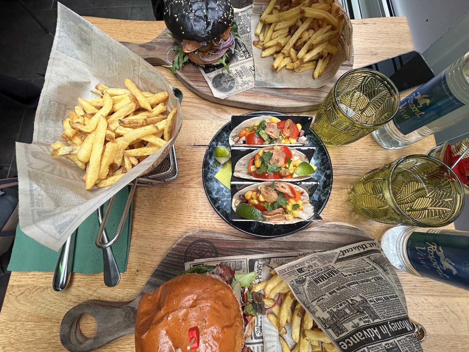 A good restaurant with beautiful screens - 11