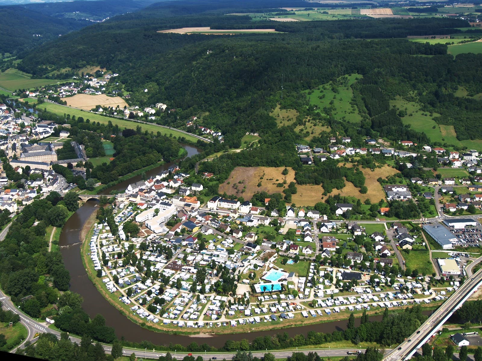 The outdoor swimming pool in the heart of the Echternacherbrück campsite - 2