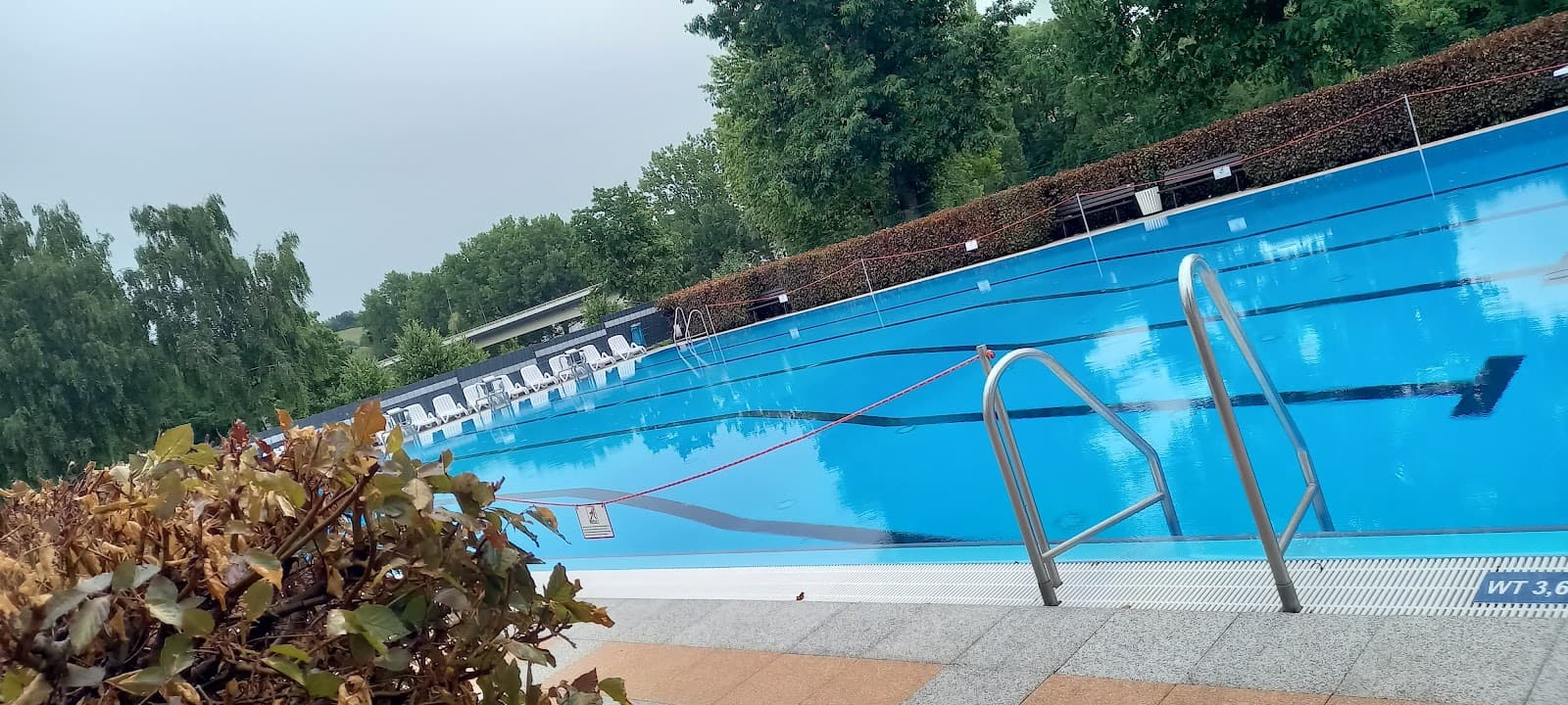 The outdoor swimming pool in the heart of the Echternacherbrück campsite - 3