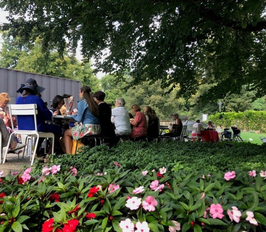 Villa Plage : Tricot sur l’herbe