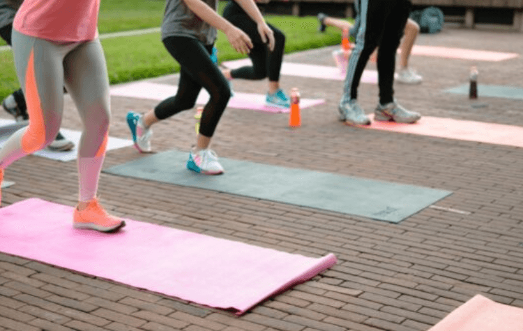 Yoga en plein air par Mélanie