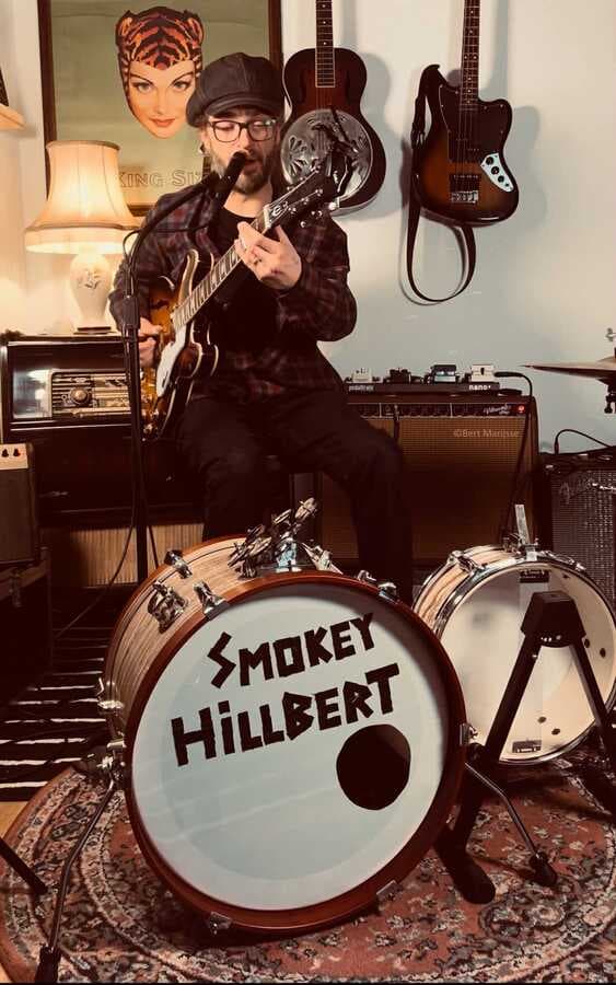 Smokey Hillbert en live