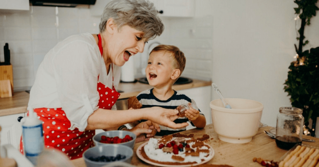 Grand-parent et petit-enfant : un atelier culinaire à partager
