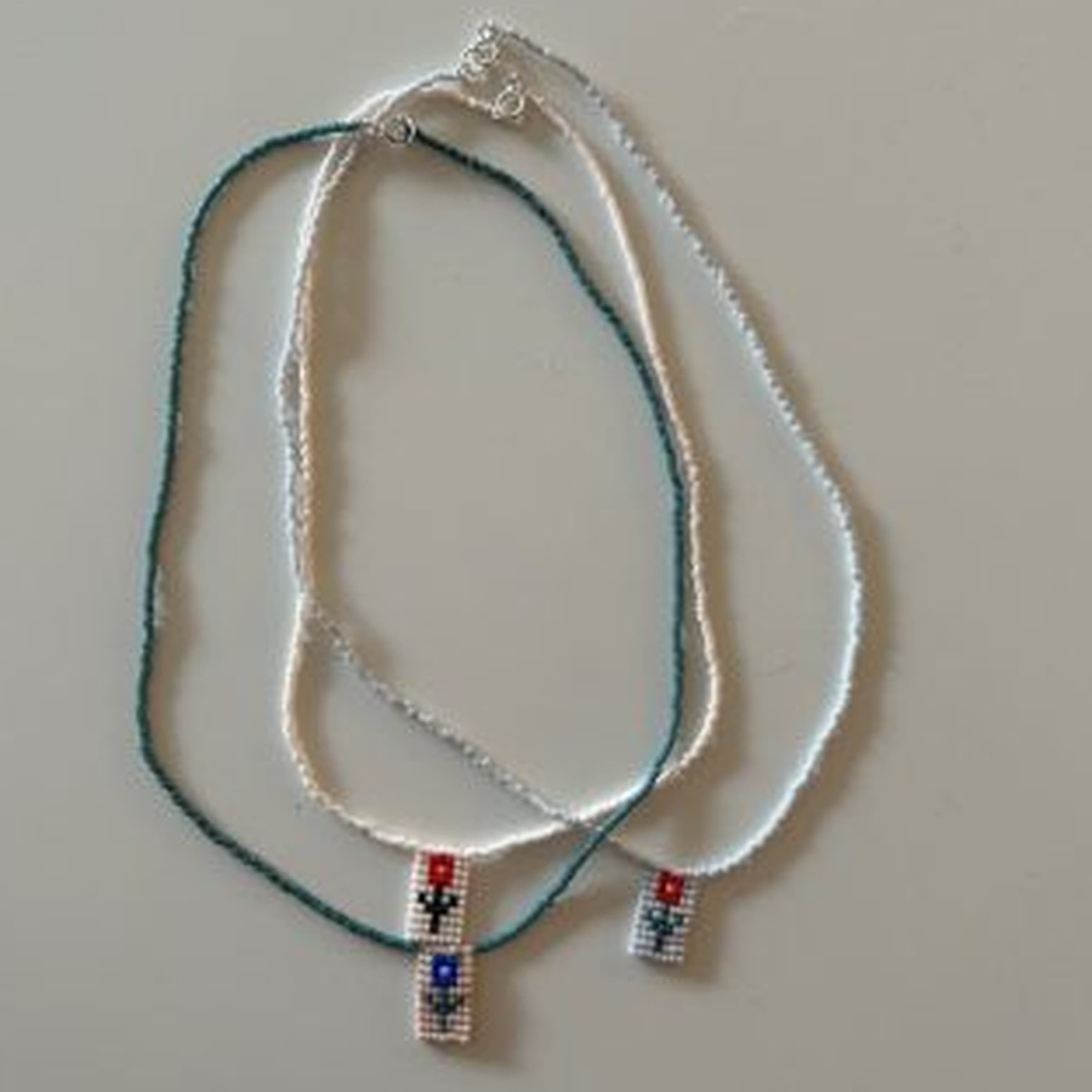 Museum Break: Flower pendant made of woven beads