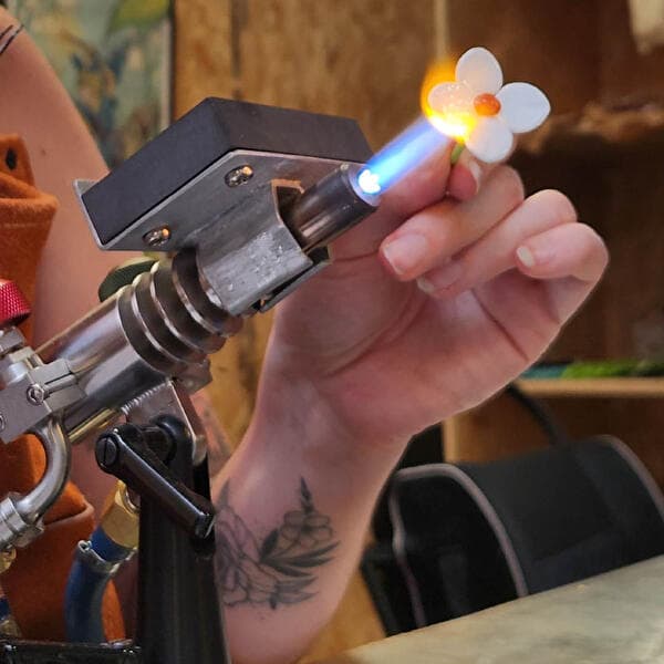 Atelier bouquet de pâquerettes en verre
