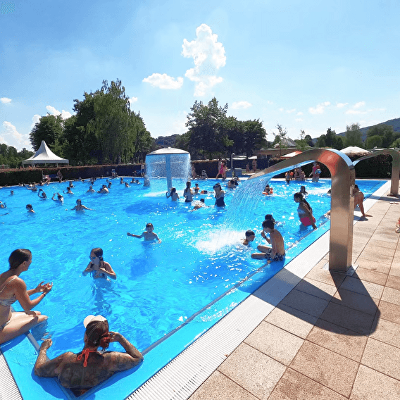The outdoor swimming pool in the heart of the Echternacherbrück campsite - 1