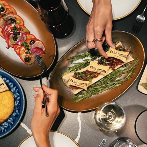 Tapas et saveurs espagnoles à Casa Duques
