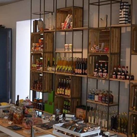 A grocery store that keep many things - 1